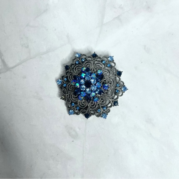 Elegant Blue Rhinestone Floral Filigree Scarf Clip 2 1/4" Diameter Vintage - Picture 5 of 7